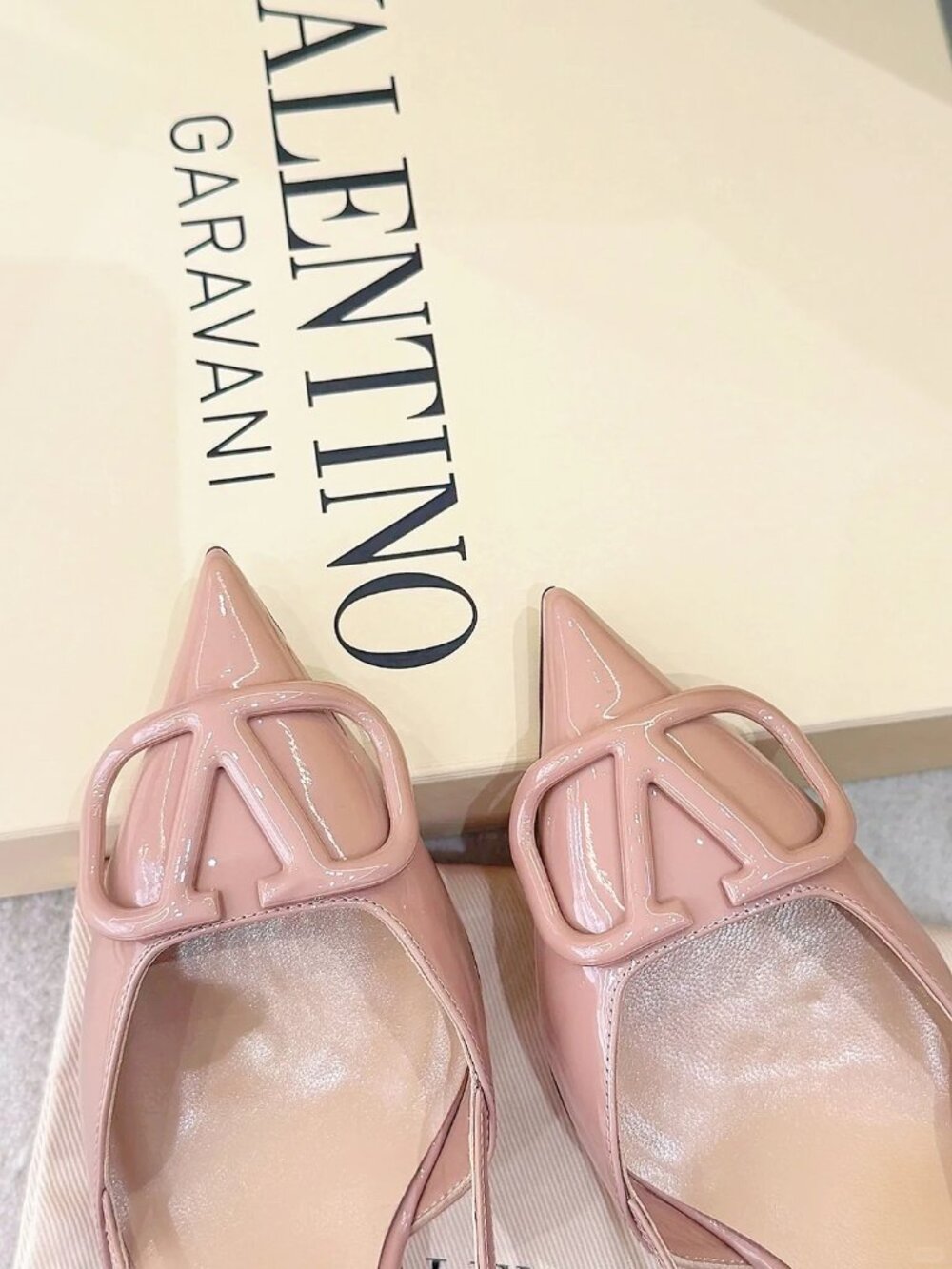 Classic Valentino shoes: A Stylish and Versatile Choice for Elegance - Picture 3 of 4
